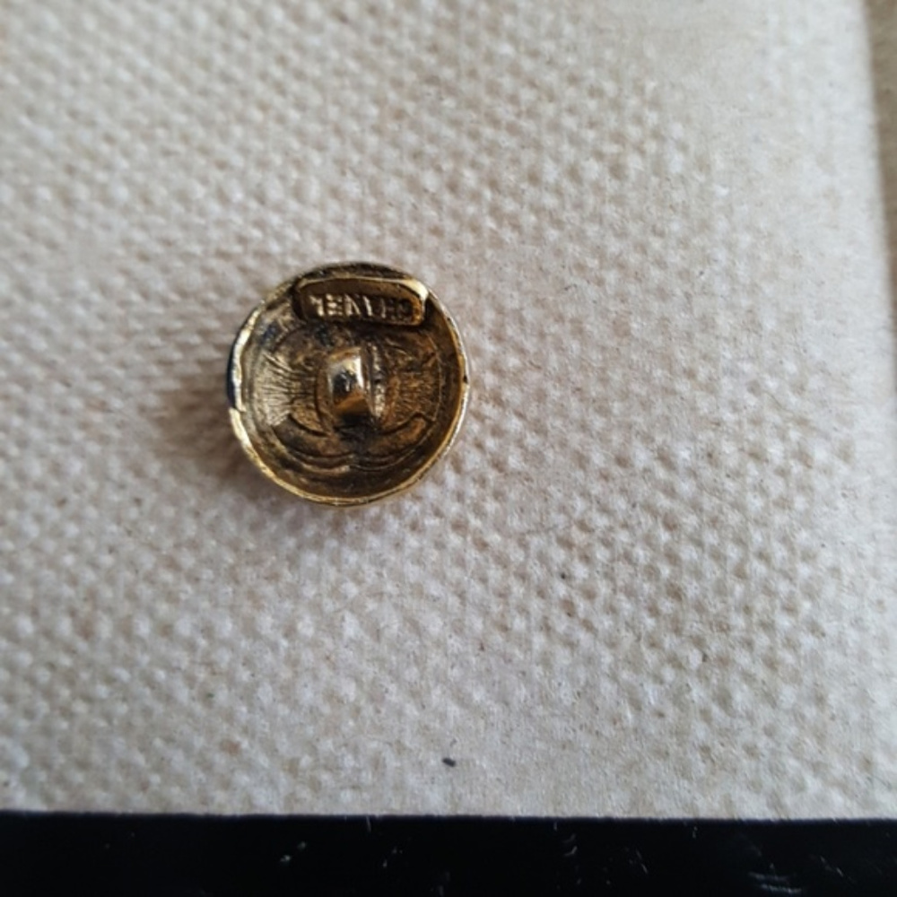 CHANEL BUTTONS - Picture 4 of 6